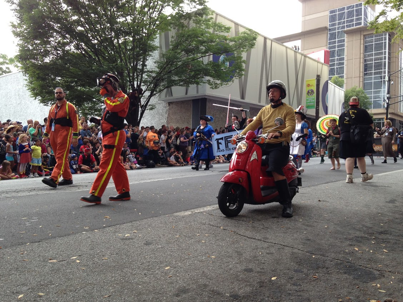 Illustration for article titled Vehicles Of The 2013 DragonCon Parade - Photo Dump